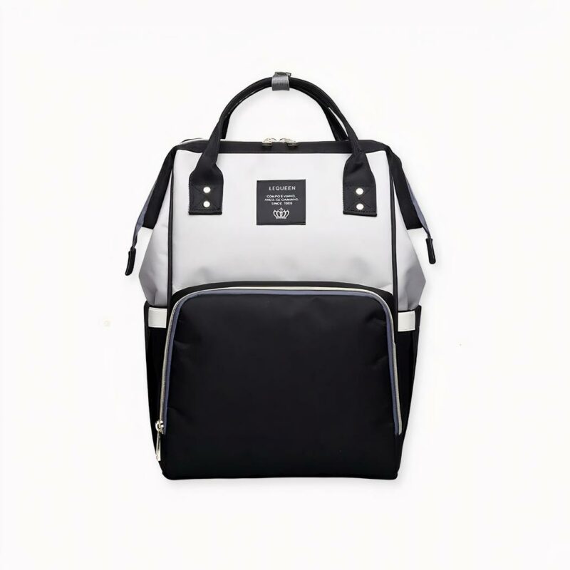 IMG_Sac à couche_moderne_matelassé_1F Eine moderne, gesteppte und elegante Wickeltasche für modebewusste Mütter. Dieser Rucksack ist sehr praktisch mit vielen Fächern und ist wasserabweisend. Er hat eine Außentasche für Feuchttücher mit einem kleinen Schlitz, so dass Sie die Feuchttücher direkt aus der Tasche ziehen können.