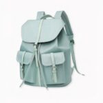 Entdecken Sie diesen Rucksack für Frauen im Vintage-Stil, der ebenso schön wie praktisch ist. Er ist aus Nylon gefertigt, wasserabweisend und sehr leicht. Außerdem bietet er Platz für einen Computer, ein Tablet oder ein paar Bücher.