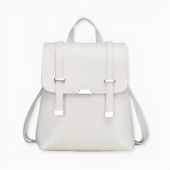 Entdecken Sie diesen eleganten, irisierenden Rucksack mit Pythonprägung für Damen, der Ihrem täglichen Outfit Stil verleiht. Die Tasche ist aus veganem Kunstleder gefertigt, hat ein strukturiertes Design und ein großes Fassungsvermögen, was sie zu einem idealen Begleiter für die aktive Frau von heute macht. Ihr Polyestergewebe ist weich und leicht, was sie sehr angenehm zu tragen macht.