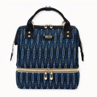 Dieser Rucksack mit Kühlfach ist für moderne junge Mütter gedacht. Der Rucksack hat eine untere Kühltasche und mehrere Innenfächer, in denen Sie alles, was Sie für Ihr Kind benötigen, unterbringen können. Der Rucksack verfügt außerdem über eine USB-Schnittstelle, um Ihr Telefon an eine externe Batterie anzuschließen.