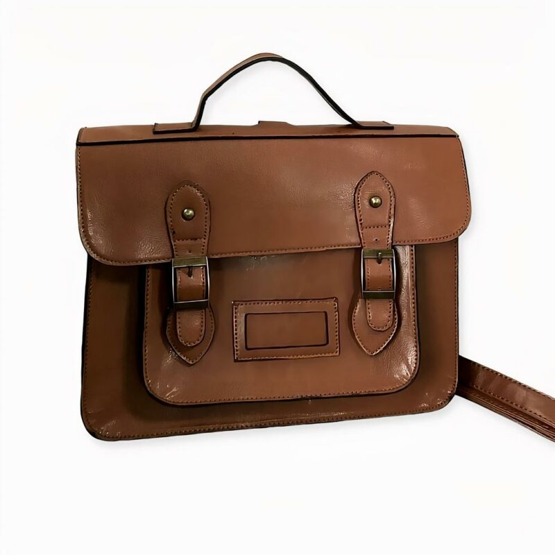 Ein wunderschöner Schulranzen-Rucksack im Vintage-Stil, wie die alten Schulranzen oder die Dokumentenkumpel der Geschäftsleute. Diese Tasche kann auf dem Rücken, in der Hand oder mit dem abnehmbaren und verstellbaren Riemen über der Schulter getragen werden.