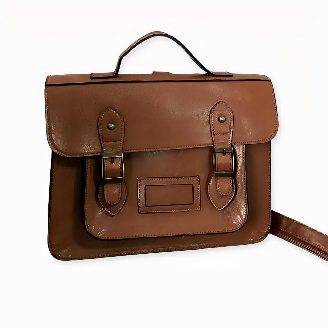 Ein wunderschöner Schulranzen-Rucksack im Vintage-Stil, wie die alten Schulranzen oder die Dokumentenkumpel der Geschäftsleute. Diese Tasche kann auf dem Rücken, in der Hand oder mit dem abnehmbaren und verstellbaren Riemen über der Schulter getragen werden.