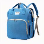 Dieser revolutionäre Baby-Wickelrucksack verwandelt sich in eine Windel, mit der Sie die Windeln Ihres Babys wechseln können. Sie können es nun jederzeit hinlegen und überall wickeln. Der Rucksack hat viele Taschen und drei Flaschentaschen auf der Vorderseite mit Isolierung, um die Temperatur zu halten. Die Tasche ist wasserabweisend und das gesamte herausnehmbare Futter ist waschbar.