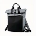 Entdecken Sie diesen minimalistischen und funktionellen Rucksack, dessen Design von der Berliner Architektur inspiriert wurde. Mit seinem minimalistischen Design wird er Sie auf all Ihren Wegen begleiten, sei es mit dem Fahrrad, zu Fuß oder in der U-Bahn. Der Rucksack ist praktisch und robust und bietet Platz für alles, was Sie brauchen.