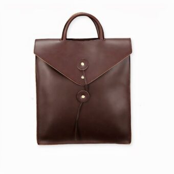 Ein Umschlag-Rucksack, der sich wie ein Vintage-Umschlag schließen lässt. Eine Tasche im Retro-Look, die gleichzeitig modern ist. Diese Tasche kann in der Hand, über der Schulter oder als Rucksack mit abnehmbaren und verstellbaren Trägern getragen werden.