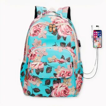 Ein wasserfester Schulrucksack mit Blumenmuster und einem Fach für einen Laptop bis 15,6 Zoll. Der Rucksack hat eine Reißverschlusstasche innen und zwei Außentaschen für eine optimale Aufbewahrung. Der Rucksack hat auch einen USB-Anschluss an der Seite, so dass Sie Ihr Handy aufladen können, indem Sie Ihren externen Akku in den Rucksack stecken.