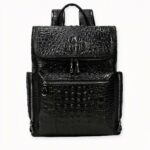 Dieser rockige Rucksack aus Leder mit Alligator-Effekt wird Ihr neues Lieblingsaccessoire. Ein Rucksack, der mit seinem Leder in Alligatorhautoptik einen starken Auftritt hat. Mit seinem Laptopfach und der Rückenstütze, die den Druck auf Ihren Rücken verringert, wird er Sie nicht mehr loslassen.