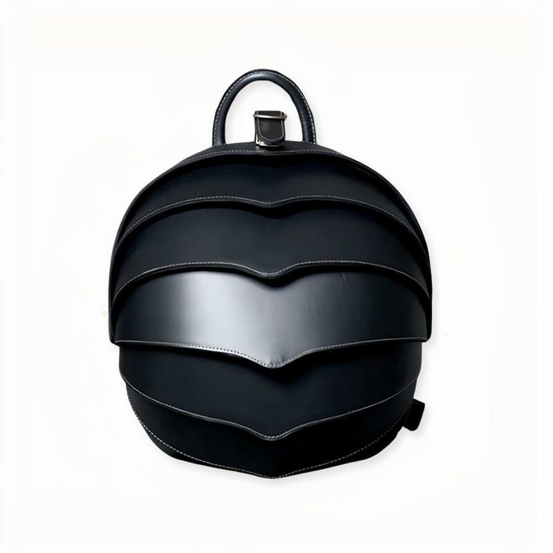 Ein origineller Rucksack aus schwarzem oder braunem Leder. Dieser Rucksack aus Leder im Käferstil ist handgefertigt. Sein Design ist einzigartig mit seiner faltbaren Schale, die wie ein Skarabäus aussieht. Dieser Rucksack wird Ihrem Look den letzten Schliff verleihen, er ist perfekt für Sie!