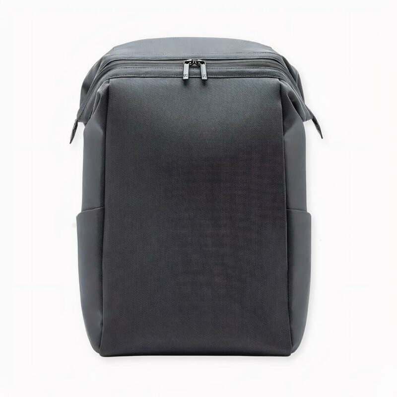 Entdecken Sie diesen minimalistischen, strukturierten Rucksack mit seinem klaren und strukturierten Design, der sich ideal für den Alltag eignet: für die Arbeit, den Unterricht oder auch für den Sport. Mit seinem großen Fassungsvermögen von 20L können Sie keine Kompromisse eingehen und alles Notwendige, wie z.B. Ihren Computer (bis zu 15 Zoll), mitnehmen.