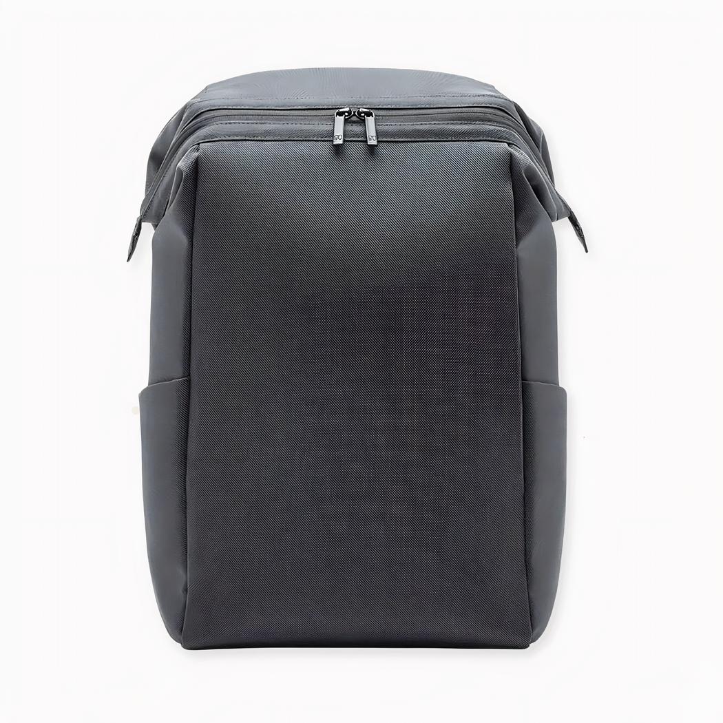 Entdecken Sie diesen minimalistischen, strukturierten Rucksack mit seinem klaren und strukturierten Design, der sich ideal für den Alltag eignet: für die Arbeit, den Unterricht oder auch für den Sport. Mit seinem großen Fassungsvermögen von 20L können Sie keine Kompromisse eingehen und alles Notwendige, wie z.B. Ihren Computer (bis zu 15 Zoll), mitnehmen.