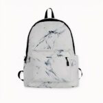 Ein Schulrucksack mit Marmoreffekt für ein ultramodernes Design. Ein Hauptfach und eine Vordertasche mit Reißverschluss und zwei kleine Taschen an den Seiten. Eine Schul-, Sport- oder Reisetasche, die alles, was Sie brauchen, mit Stil mit sich trägt.