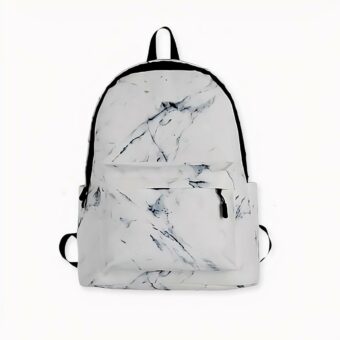 Ein Schulrucksack mit Marmoreffekt für ein ultramodernes Design. Ein Hauptfach und eine Vordertasche mit Reißverschluss und zwei kleine Taschen an den Seiten. Eine Schul-, Sport- oder Reisetasche, die alles, was Sie brauchen, mit Stil mit sich trägt.