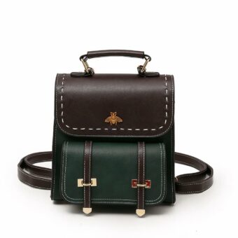 Kleiner brauner Vintage-Rucksack mit weißem Hintergrund