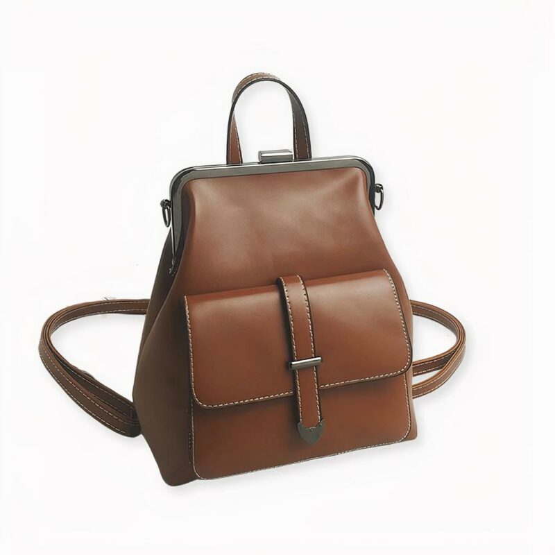 IMG_Rucksack femme_en_similicuir_marron_style_vintage_1F Entdecken Sie diesen braunen Kunstleder-Rucksack für Damen im Vintage-Stil, der ebenso schön wie praktisch ist. Er ist aus Kunstleder gefertigt und hat einen eleganten Look. Sein Verschluss wie eine Brieftasche verleiht ihm Originalität. Mit ihren modulierbaren Henkeln können Sie sie auf dem Rücken, als Cross Body, in der Hand oder über der Schulter tragen. Sie ist die raffinierte Ergänzung zu Ihrem Outfit!