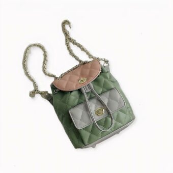 Entdecken Sie diesen eleganten, kleinformatigen, gesteppten Damenrucksack, der ebenso praktisch wie schön ist und jedem Outfit einen schicken und modischen Touch verleiht. Ein Muss für alle, die sich einen feinen, femininen Rucksack wünschen.