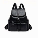 Entdecken Sie diesen Rucksack für Frauen aus schwarzem Kunstleder im Vintage-Stil, der ebenso schön wie praktisch ist. Er ist aus Kunstleder gefertigt und hat einen eleganten Look. Außerdem bietet er genügend Platz für ein Tablet oder ein paar Bücher. Er verleiht jedem Ihrer Outfits Stil.