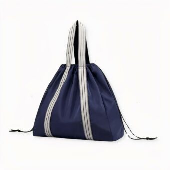 Ein moderner und schlichter Sport-Yoga-Rucksack. Diese Tasche ist dank ihres Nylonmaterials wasserabweisend und federleicht. Die Tasche hat ein großes Fassungsvermögen, so dass Sie alle Ihre Sportutensilien transportieren können. Die Tasche wird mit Kordeln verschlossen.