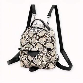 Ein kleiner, trendiger Rucksack aus Kunstleder in Schlangenoptik. Diese kleine Tasche ist sehr praktisch und ermöglicht es Ihnen, das Nötigste für den Tag mitzunehmen. Sie kann als Schulter-, Umhängetasche oder Rucksack getragen werden und verleiht Ihrem Stil den letzten Schliff.