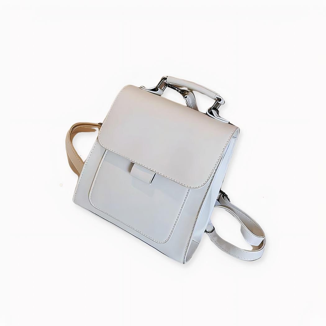 Entdecken Sie diesen Rucksack für Damen im kleinen Format mit klaren Linien, ein unverzichtbares Accessoire für Nomaden. Sein minimalistischer und schlichter Stil ermöglicht es Ihnen, ihn mit Ihrer Kleidung zu kombinieren. Dank der modulierbaren Henkel können Sie den Rucksack sowohl auf dem Rücken als auch über der Schulter tragen.