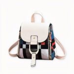 Ein kleiner, mehrfarbiger Vintage-Rucksack, der sowohl Vintage als auch modern ist. Die Motive dieser Tasche sind ein Spiel aus farbigen Quadraten, die an das Mondrian-Design erinnern. Eine definitiv modische und praktische Tasche.