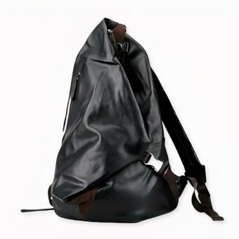 Rucksack aus weichem Kunstleder in Schwarz mit weißem Hintergrund
