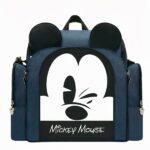 Hier ist eine niedliche Wickeltasche für Mickey-Mouse-Fans Mütter. Dieser Mickey Mouse Rucksack wird Sie auf einem Spaziergang oder einer Reise mit Ihrem Baby begleiten. Mit den vielen Taschen können Sie alle Sachen und die Pflege Ihres Babys überall hin mitnehmen.