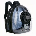 Ihr Hund wird sich in diesem transparenten Hunderucksack wohlfühlen. Er ist perfekt für den Sommer und hält Ihren Hund dank der vielen Löcher auf der Vorderseite und an den Seiten kühl. Zusätzlich gibt es einen kleinen Ventilator, um das Innere des Rucksacks an heißen Tagen noch angenehmer zu machen.