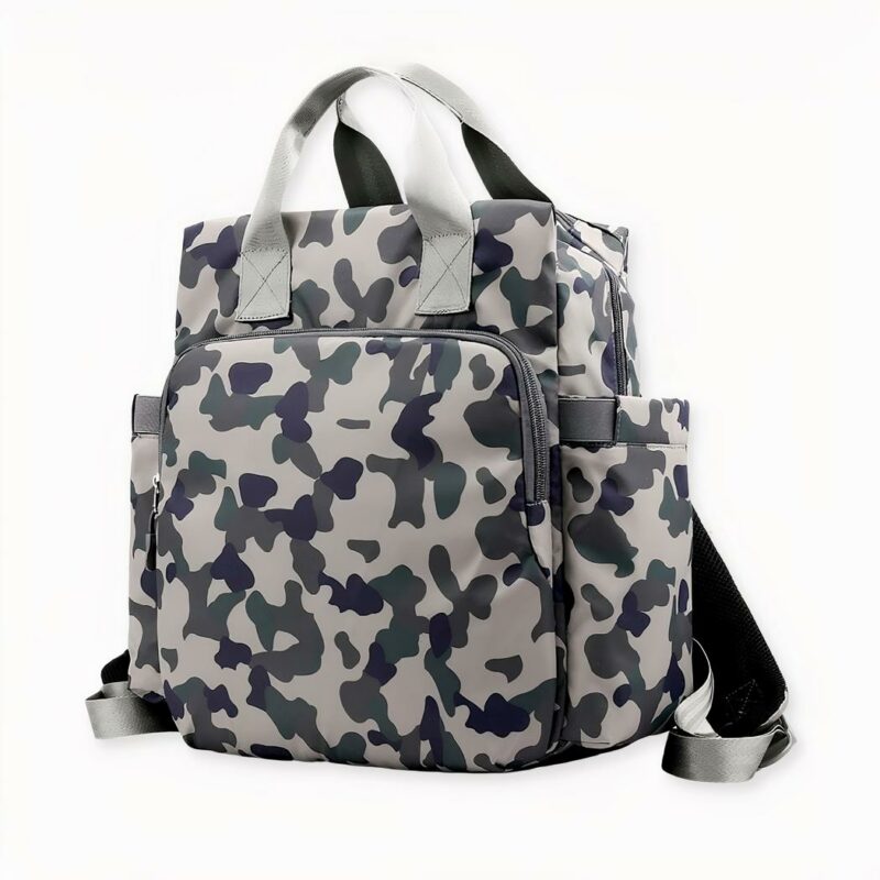 Das Design der Tasche umfasst ein großes Hauptfach mit Reißverschluss, sowie eine Vordertasche mit Reißverschluss und eine Rückentasche für zusätzlichen Stauraum. Die Schultergurte sind verstellbar und bequem, so dass die Eltern die Tasche leicht tragen können.