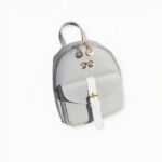 Entdecken Sie unseren wunderbaren kleinen Rucksack aus Kunstleder mit seinen goldenen Details. Mit den vielen Farben, die Sie wählen können, passt er sich Ihrem Look an und macht Sie glücklich. Sie werden ihn nicht mehr aus der Hand geben, da er sehr praktisch ist, um die wichtigsten Dinge zu verstauen. Wir warnen Sie gleich vor: Ihre Freundinnen werden das gleiche Modell haben wollen!