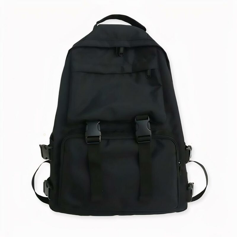 Dieser große schwarze Rucksack ist das ideale Accessoire für Frauen oder Teenager, die jeden Tag viele Dinge mit sich herumtragen. Dieser Nylon-Rucksack hat mehrere Fächer und ein großes Fassungsvermögen, so dass Sie alles, was Sie für die Arbeit oder die Schule benötigen, mitnehmen können. Bücher, Tablets, Laptops... alles, was Sie brauchen, findet in diesem Damen-Rucksack Platz.