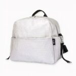 Es ist schwer, dem Charme dieses trendigen und eleganten Rucksacks für Mütter zu widerstehen. Setzen Sie ihn sich auf den Rücken und machen Sie mit Ihrem Baby eine Reise oder einen Spaziergang. Diese Wickeltasche sieht nicht nur gut aus, sondern erleichtert auch den Transport der Sachen Ihres Kindes.