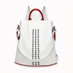 Entdecken Sie unseren eleganten Rucksack aus Polyester für Damen. Er ist in zwei Farben erhältlich, um Ihnen einen stilvollen Auftritt zu ermöglichen. Dieser Rucksack ist sowohl praktisch als auch modisch und wird Sie Tag und Nacht bei all Ihren täglichen Aufgaben begleiten. Er bietet Platz für ein iPad und all Ihre persönlichen Dinge. Sie haben die Wahl!