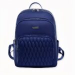 Die gepolsterten und verstellbaren Schultergurte ermöglichen es Ihnen, den Rucksack bequem und mühelos zu tragen. Der Rucksack aus weichem Stoff und strapazierfähigem Material für Frauen ist perfekt für Reisen, Outdoor-Aktivitäten und den Alltag. Mit diesem vielseitigen und robusten Rucksack sind Sie immer gut organisiert und startbereit. Seine zeitlose Farbe und die sorgfältige Verarbeitung machen ihn zu einem unverzichtbaren Accessoire, das Ihren Look vervollständigt.