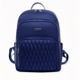 Die gepolsterten und verstellbaren Schultergurte ermöglichen es Ihnen, den Rucksack bequem und mühelos zu tragen. Der Rucksack aus weichem Stoff und strapazierfähigem Material für Frauen ist perfekt für Reisen, Outdoor-Aktivitäten und den Alltag. Mit diesem vielseitigen und robusten Rucksack sind Sie immer gut organisiert und startbereit. Seine zeitlose Farbe und die sorgfältige Verarbeitung machen ihn zu einem unverzichtbaren Accessoire, das Ihren Look vervollständigt.