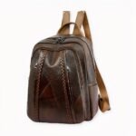 Der ideale Damen-Rucksack für Liebhaberinnen des Vintage-Stils. Lassen Sie sich von diesem Rucksack aus PU-Leder verführen, der Ihnen Eleganz und Charme verleiht. Eine schöne Tasche, die Sie jeden Tag auf Ihren Reisen begleiten kann. Mit diesem modischen Rucksack werden Sie schick und stilvoll aussehen.