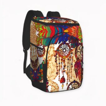 Ein origineller isothermischer Rucksack mit Traumfänger-Motiv für alle Wanderfreunde. Dieser farbenfrohe Rucksack ist mit einem großen Fach ausgestattet, das eine große Menge an Lebensmitteln und Getränken aufnehmen kann. Er verfügt über eine Rückentasche für Besteck und zwei Seitentaschen für zusätzliche Flaschen.