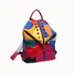 Unser farbenfroher Patchwork-Rucksack im Retro-Look aus Leder wird sich an langen, nebligen oder regnerischen Tagen von den anderen abheben. Er wird Ihnen schon am Morgen gute Laune machen!