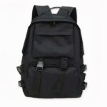Sind Sie ein Fan des Preppy-Looks? Dann wird Ihnen dieser preppy Studentenrucksack sicher gefallen! Ein schwarzer Rucksack im klassischen Retro-Stil, der Ihnen einen schlichten und gepflegten Look verleiht. Sie werden Freude daran haben, ihn jeden Tag in der Schule oder auf einem einfachen Spaziergang zu tragen.