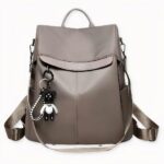 Entdecken Sie unseren Laptop-Rucksack für Damen, der diskret und elegant ist und seine Funktion als Tasche perfekt erfüllt, aber auch Sicherheit bietet. Der Rucksack ist aus Polyestermaterial gefertigt und verfügt über mehrere Taschen und Reißverschlüsse, so dass Sie neben Ihren täglichen Utensilien auch einen kleinen Computer darin verstauen können.