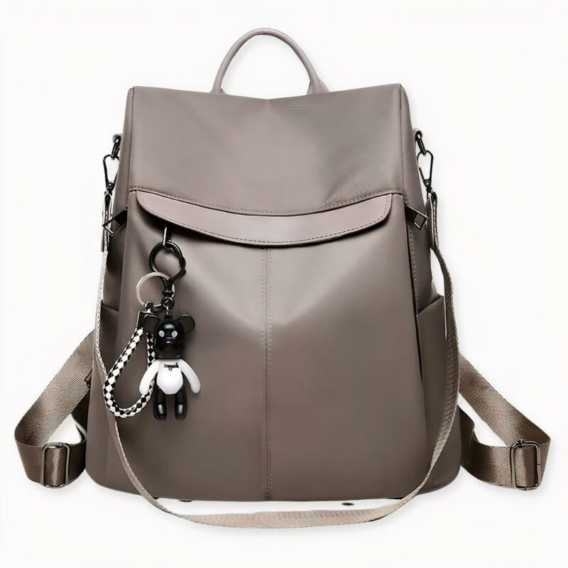 Entdecken Sie unseren Laptop-Rucksack für Damen, der diskret und elegant ist und seine Funktion als Tasche perfekt erfüllt, aber auch Sicherheit bietet. Der Rucksack ist aus Polyestermaterial gefertigt und verfügt über mehrere Taschen und Reißverschlüsse, so dass Sie neben Ihren täglichen Utensilien auch einen kleinen Computer darin verstauen können.