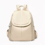 Lassen Sie sich von diesem Damenrucksack mit seinem klassischen, schlichten und eleganten Design verführen. Er passt zu jedem Kleidungsstil. Dieser weiche, geschmeidige und leichte Rucksack ist bequem und komfortabel zu tragen. Tragen Sie ihn für Ihre täglichen Besorgungen oder auf dem Weg ins Büro.