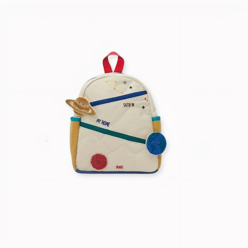 IMG_Sac_a_dos_enfant_en_toile_brode_2 Ein niedlicher Kinderrucksack aus Leinen, der mit Cartoon-Motiven bestickt ist, um die Kleinen in die Schule zu begleiten. Dieser Rucksack mit Galaxie-Motiven wird Ihr Kind begeistern. Schenken Sie ihm die Freude, diesen Rucksack aus Baumwollcanvas in die Schule zu tragen. Es wird sich freuen, seinen Freunden die Erde, den Mars und den Saturn zu zeigen.