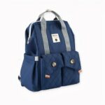Dies ist eine wunderschöne Umstandstasche für modebewusste Mütter. Ein schöner Rucksack, der Stil und Zweckmäßigkeit perfekt kombiniert. Diese Wickeltasche ist in verschiedenen Farben erhältlich und wird Ihren Look perfekt ergänzen.