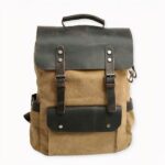 Unser neuer Retro-Schulranzen-Rucksack ist das Ergebnis einer Liebe zum Design, die mit einer Reiselust und einer Faszination für die Vergangenheit beginnt. Dieser Rucksack ist hauptsächlich aus Canvas gefertigt, mit einem hochwertigen Kunstlederbezug auf der Vorderseite. Im Inneren finden Sie Fächer für Laptops und anderes Zubehör, während er auf der Vorderseite eine große Außentasche hat.