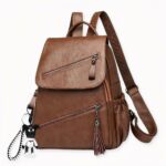 Unser Vintage-Rucksack aus Kunstleder passt zu jedem Stil und zu jedem Anlass! Er ist schlicht und einfach zu tragen und wird Sie auch durch seine praktische Handhabung im Alltag begeistern.   Der Rucksack ist in 2 Farben erhältlich.