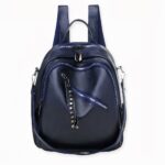 Der Lederrucksack ist in Mode! Mit diesem einfarbigen Damen-Rucksack können Sie Ihre Sachen mit Stil und Eleganz durch den Alltag tragen. Ob Sie zur Arbeit, zur Schule oder zu einem Spaziergang mit Freunden gehen, dieser leichte und kompakte Rucksack ist perfekt. Wählen Sie einfach die Farbe, die am besten zu Ihrer Haut und Ihrem Stil passt.