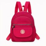 Sie werden von der Leichtigkeit und Praktikabilität dieses hübschen Mini-Rucksacks für Frauen begeistert sein. Sie können ihn den ganzen Tag auf dem Rücken tragen, ohne sich müde zu fühlen. Dieser Rucksack ist klassisch und kann mit jedem Kleidungsstil kombiniert werden. Dieser Mini-Rucksack ist praktisch und verleiht Ihnen einen einzigartigen und eleganten Stil.