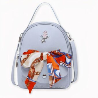 Interessieren Sie sich für Mode im koreanischen Stil? Warum übernehmen Sie ihn nicht und tragen diesen niedlichen Mini-Rucksack für Frauen? Er verleiht Ihrem Look einen sanften Charme. Aber nicht nur das! Dieser Rucksack aus Kunstleder ist auch leicht, praktisch und komfortabel. Sie können ihn als Handtasche, Rucksack oder Umhängetasche tragen.