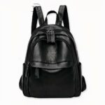 Dieser Damen-Rucksack kann als Tasche für die Schule, für die Arbeit oder für den täglichen Spaziergang verwendet werden. Mit diesem Rucksack aus Kunstleder gewinnen Sie an Eleganz und Klasse. Er passt perfekt zu einem schicken Vintage-Look. Diese Tasche ist in zwei verschiedenen Farben erhältlich.