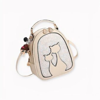 Glitter-Rucksack aus Kunstleder mit einem Motiv in Form von zwei Katzen. Ein Anhänger eines kleinen Mädchens ist am Reißverschluss befestigt. Unser Rucksack ist in verschiedenen Farben erhältlich, um Ihren wildesten Erwartungen zu entsprechen. Dieser süße Rucksack wird sowohl kleinen Mädchen als auch weiblichen Katzenfans gefallen!